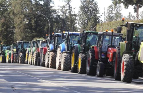 Farmers with their tractors outside the House of Europe - See the traffic regulations in the center of the capital