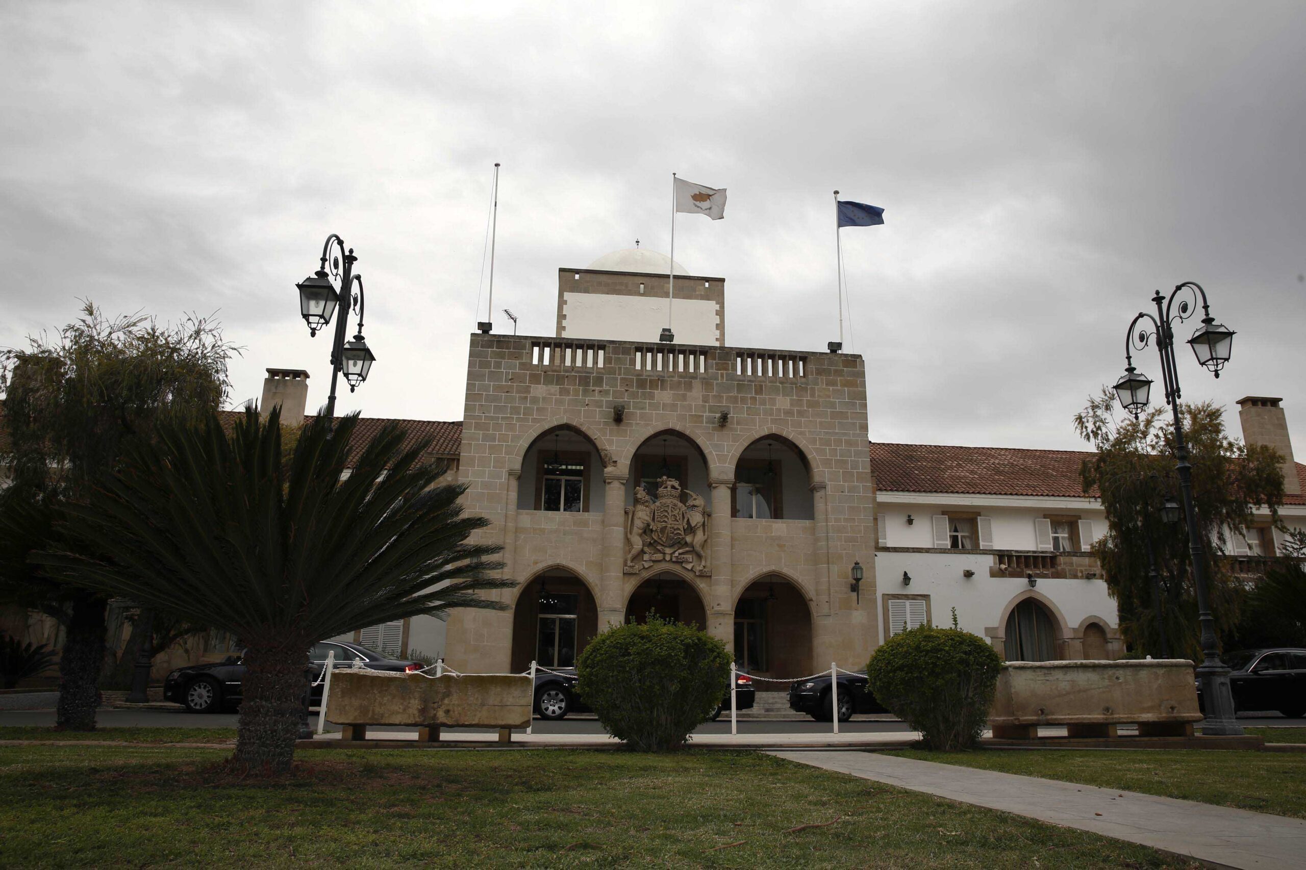 Pensions and state salaries paid together , ‘illegal’