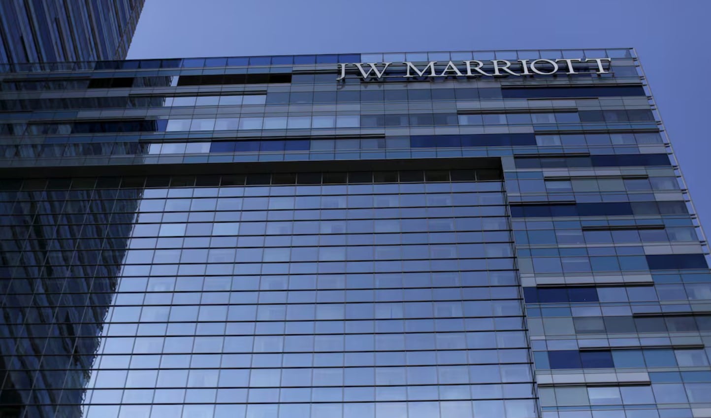 Big hotel chains and unbranded-hotel owners find they need each other