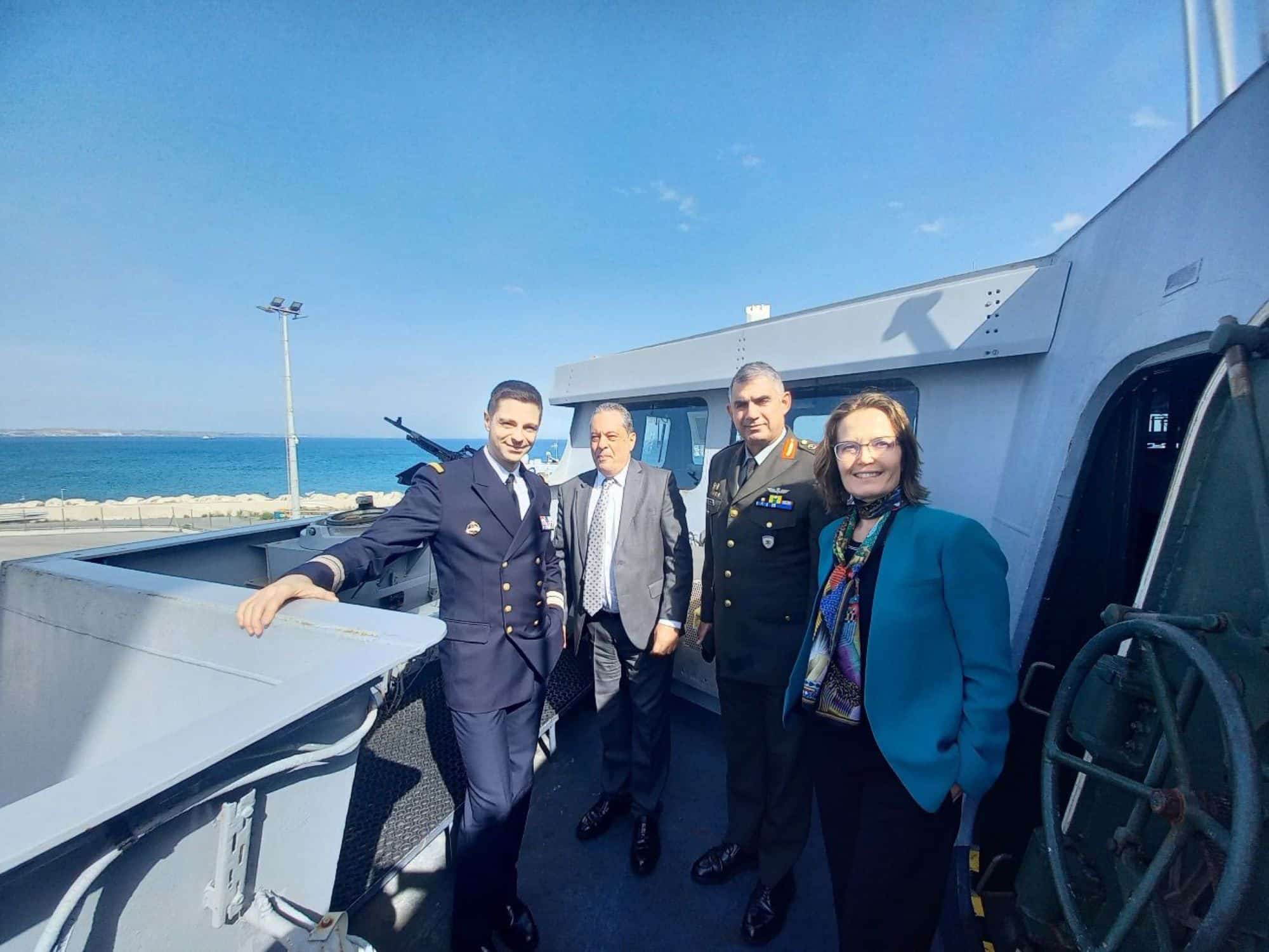 Defence minister visits French frigate