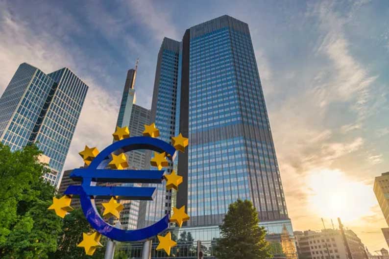 Euro awaits US data, ECB speakers