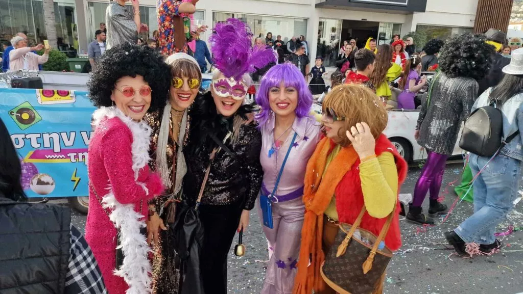 Pegeia: Carnival parade with thousands of spectators and an astronaut king (photos)