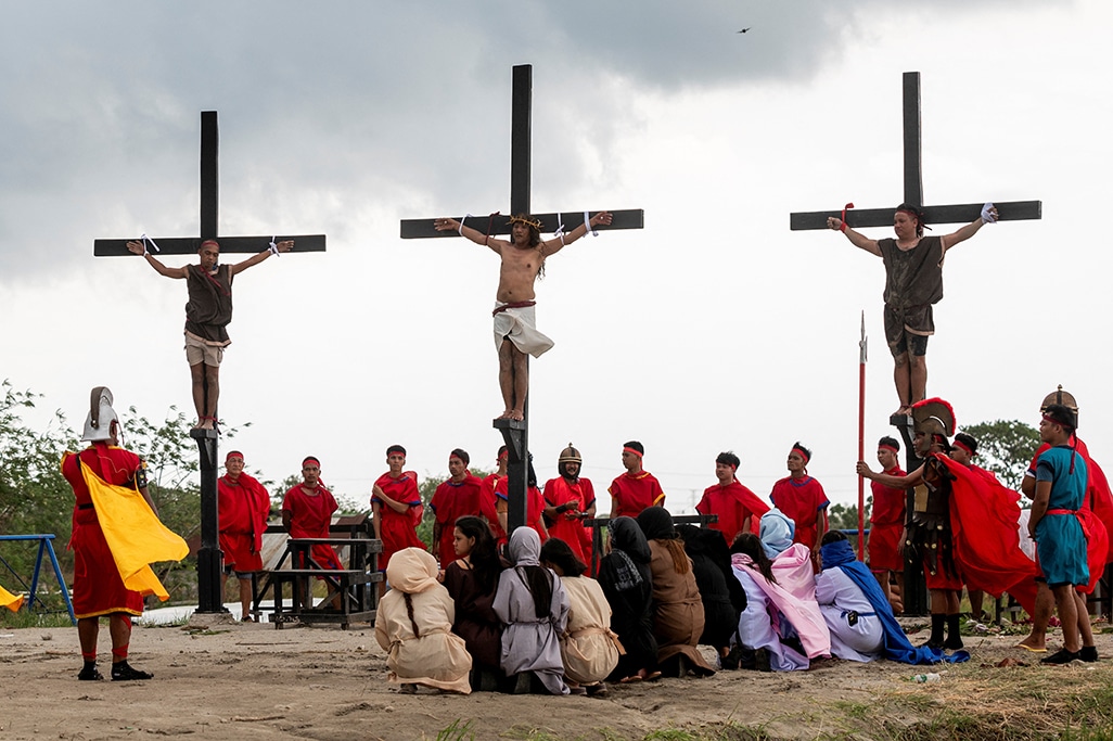 Philippines, ’ Catholic devotees nailed to crosses to re-enact crucifixion