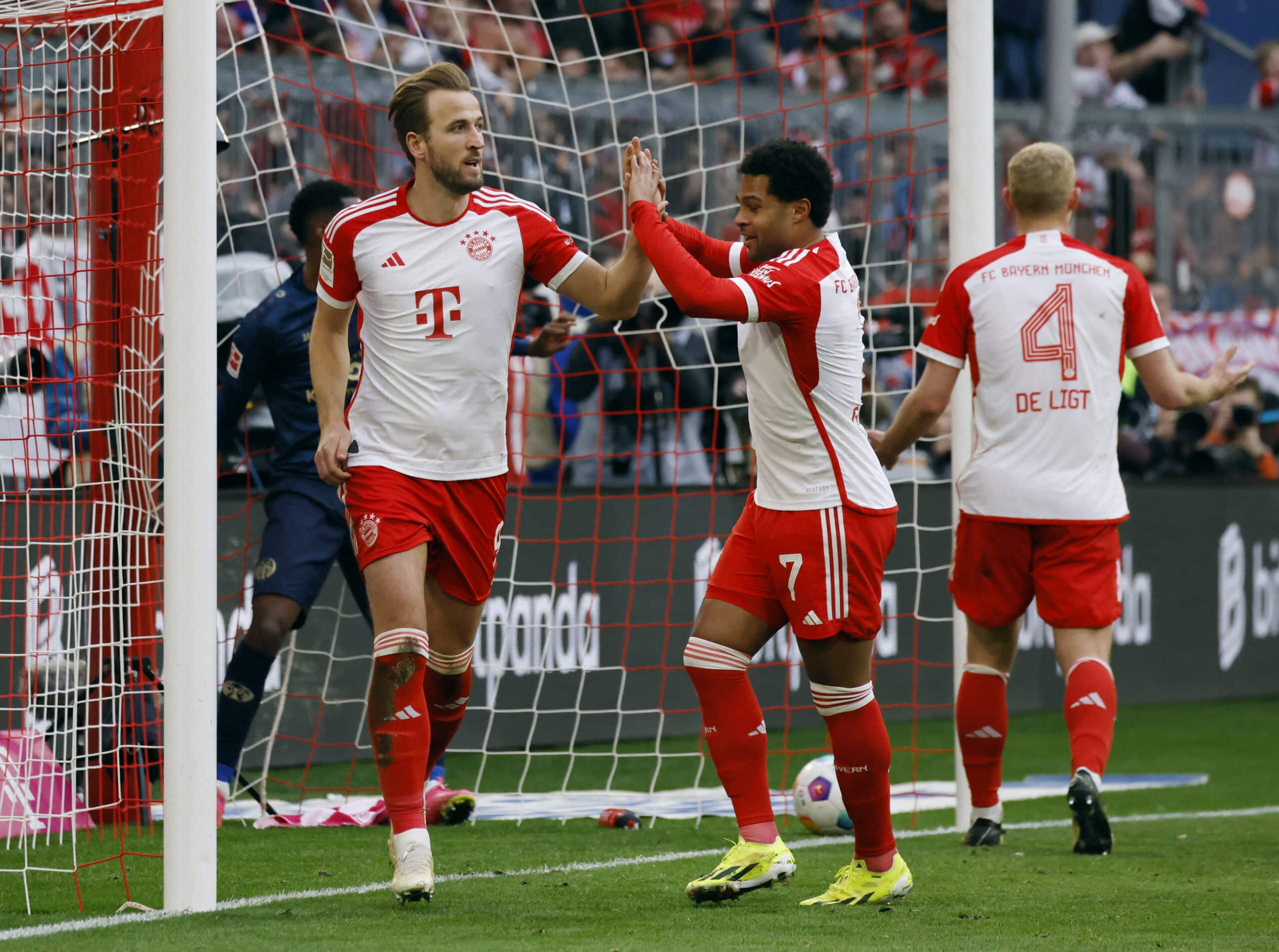 Record-breaking Kane nets hat-trick as Bayern humble Mainz 8-1