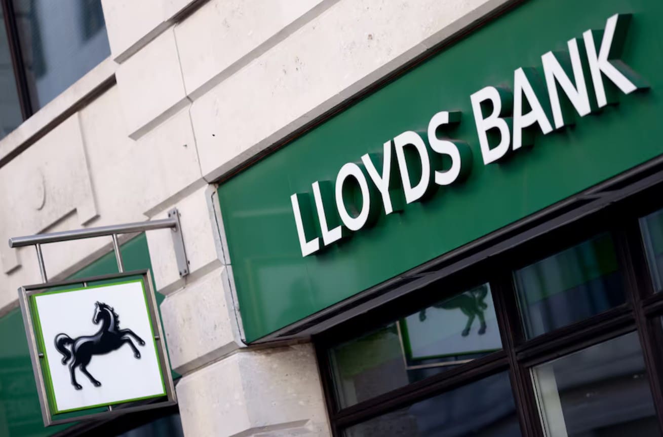 UK businesses trim hiring and pay plans, Lloyds says