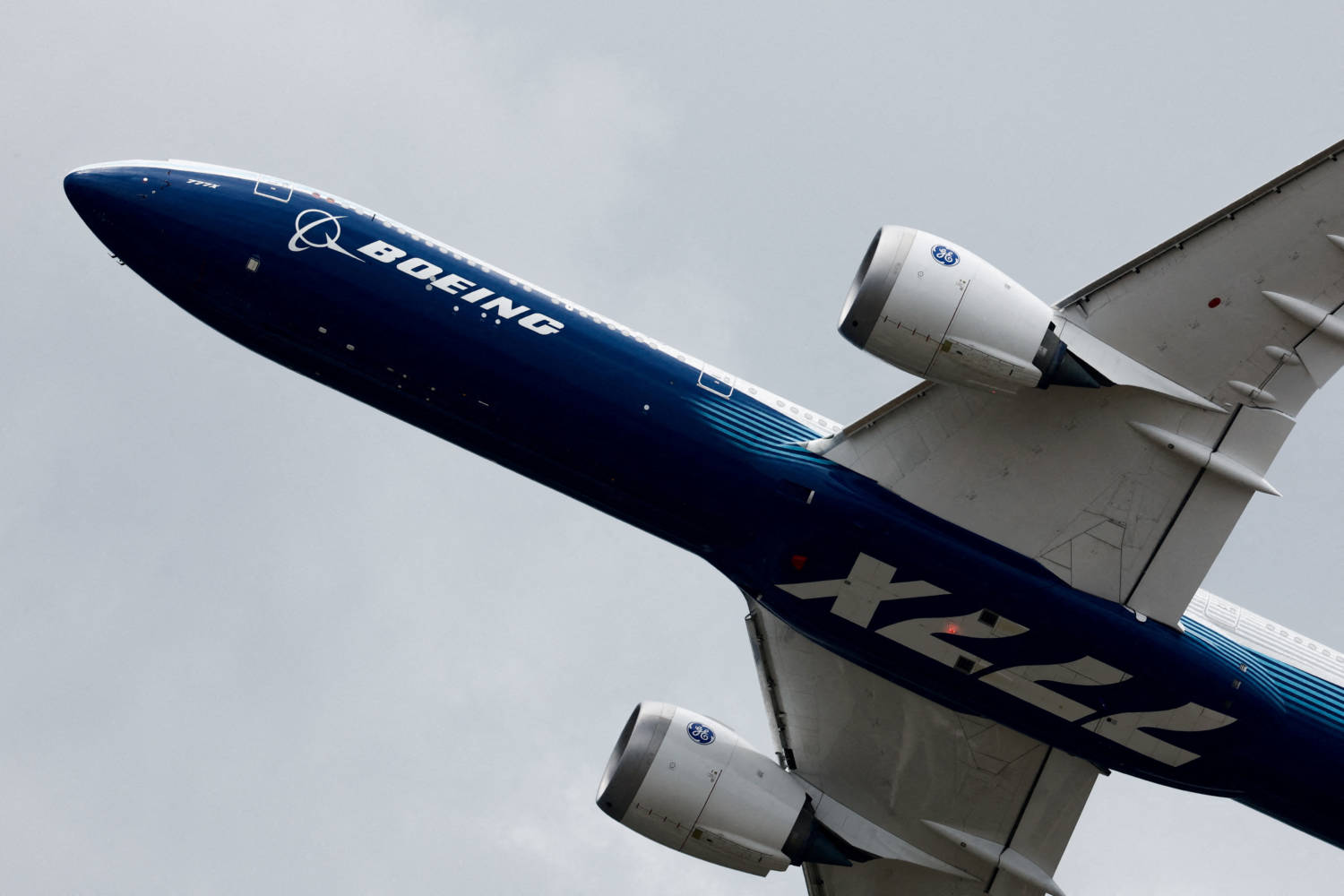 Air traffic controller strike threatens disruptions at French airports