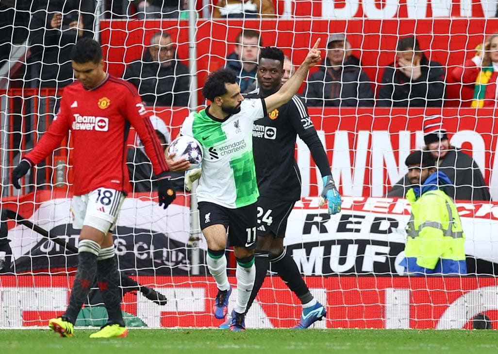 Late Salah penalty rescues Liverpool draw at Man Utd