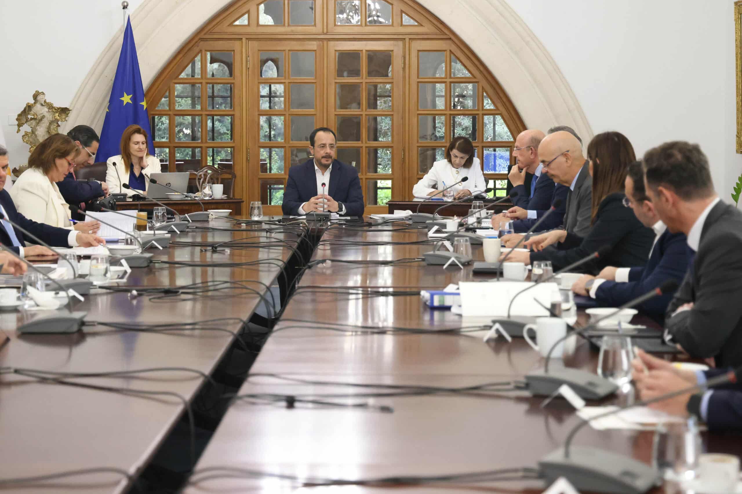 Online public platform to monitor government