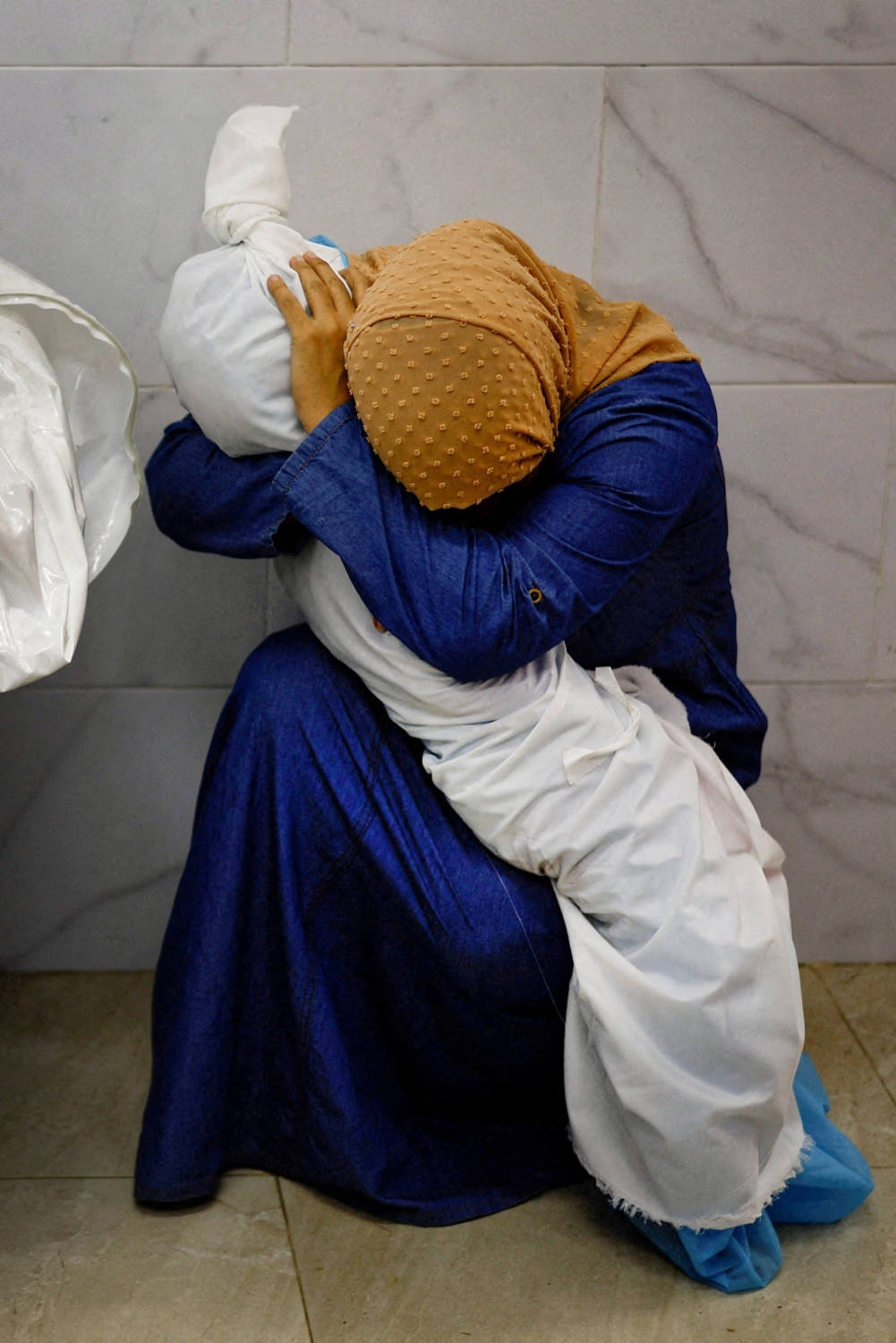 Picture of Palestinian woman holding dead child wins 2024 World Press Photo