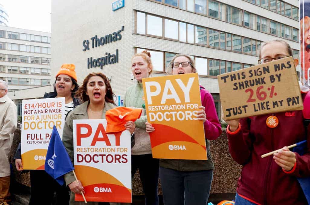 Senior doctors in England accept new pay offer and end strikes