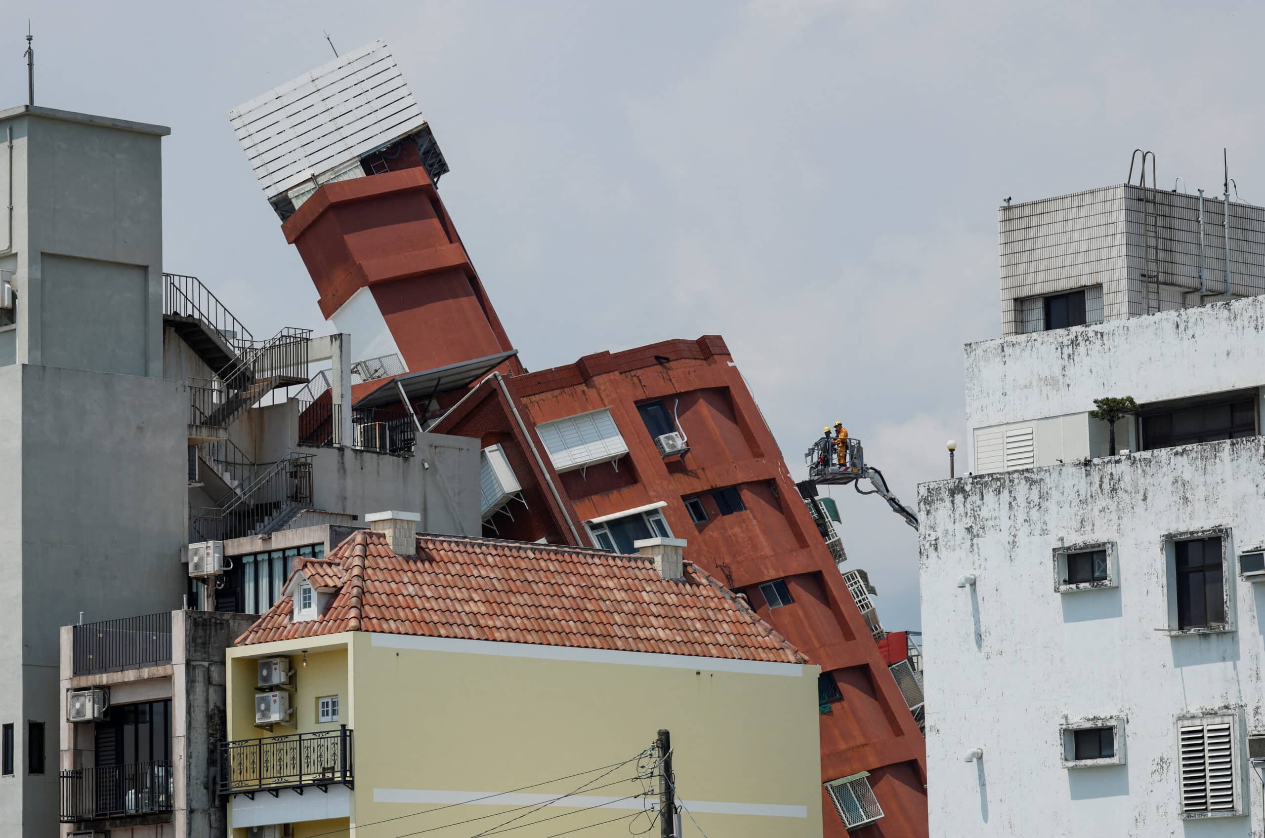 Taiwan earthquake injuries top 1,000, missing hotel workers found