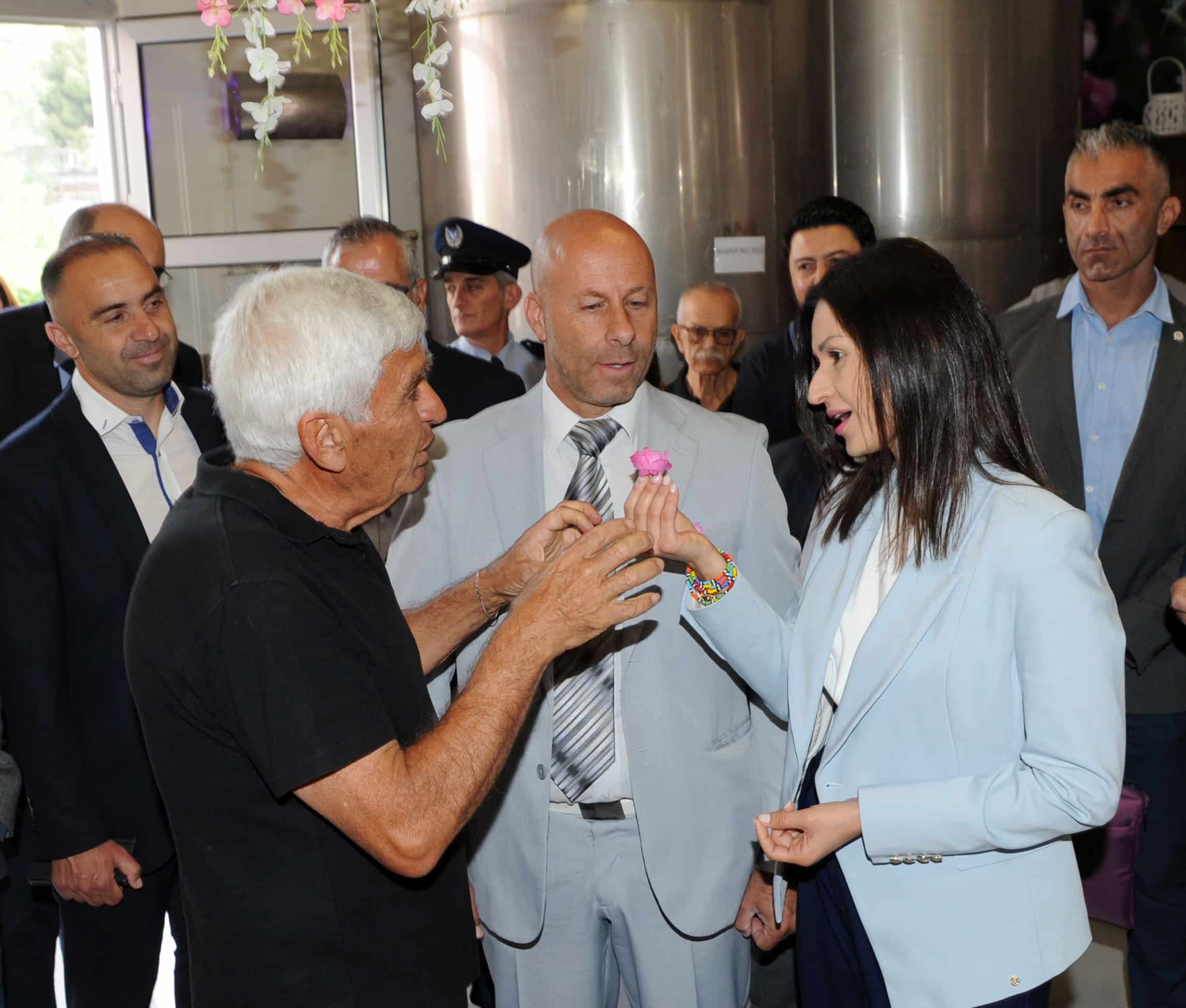 Agriculture minister extols the virtues of roses