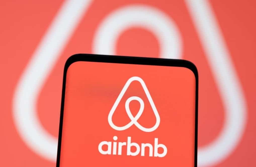 Airbnb slumps as gloomy forecast fans slowdown fears