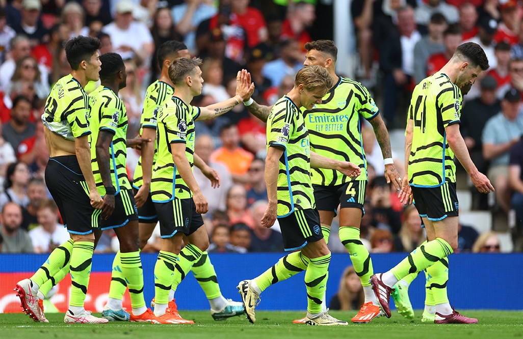 Arsenal beat Man United to keep title race alive