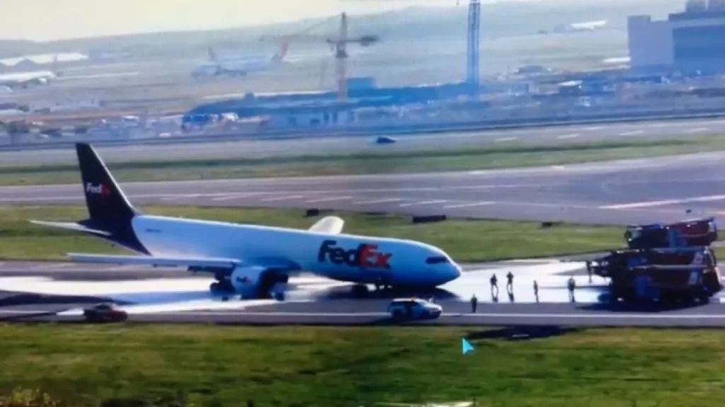 Boeing lands in Istanbul without front landing gear, no casualties [VIDEO]