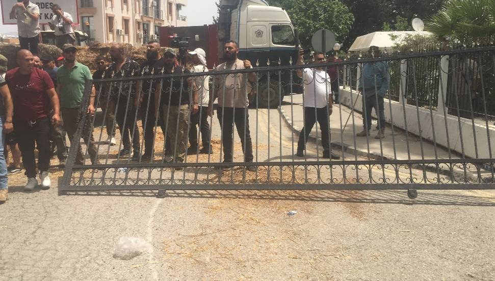 Turkish Cypriot farmers smash gate of second , ‘govt’ building